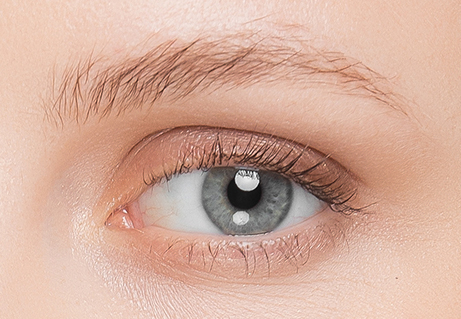Close-up of an eye with short eyelashes