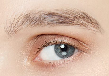 Close-up of an eye with short eyelashes