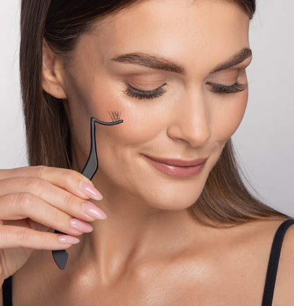 A model using a lash applicator
