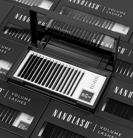 Multiple boxes with false eyelashes laying down